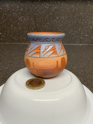 Amerikanische Ureinwohner rote Erde Keramik 2,25 Zoll Vase signiert nur auf Sockel UK.
