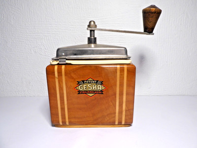 60er J. Patent Geska Stahlmahlwerk Kaffeemühle mit Holzumrandung Kurbel 631 g