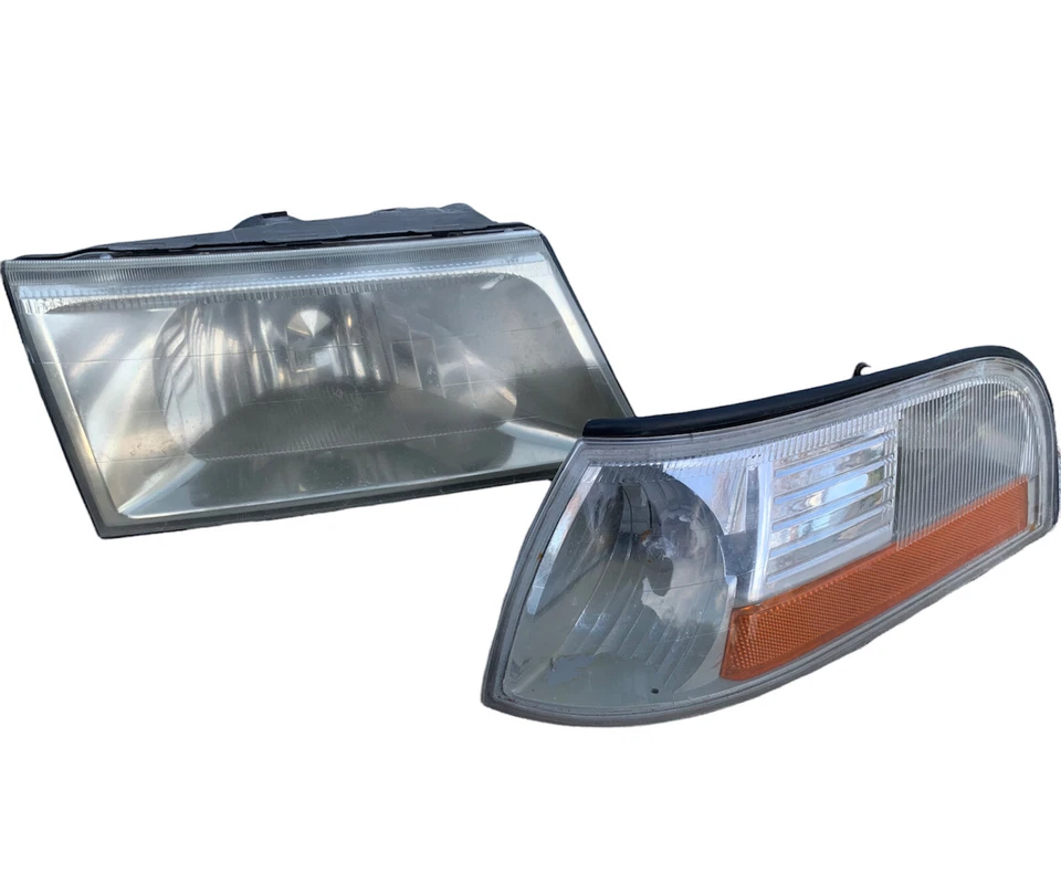 Juego de faros delanteros Mercury Grand Marquis 2003 ambos lados usados Foto 2 de 4
