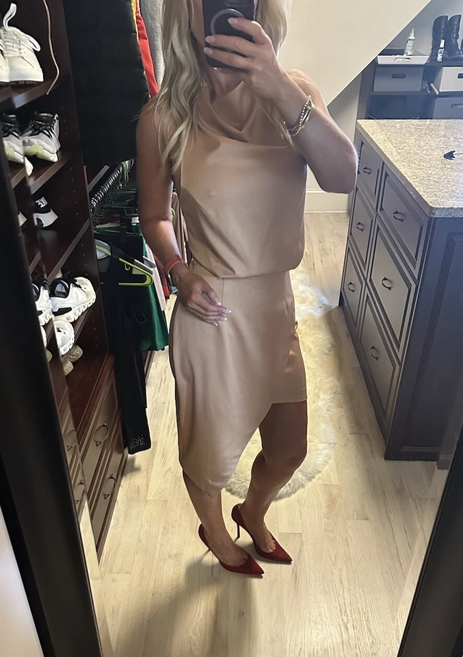 Vestido de Cóctel Revolve Elliatt Asimétrico Camuflaje en Camel Drapeado Halter Cuello Talla Pequeña Foto 3 de 4