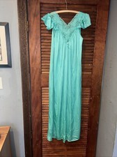 VINTAGE MISS ELAINE Long Lace NIGHTGOWN Sz Small Union Made USA Flowy