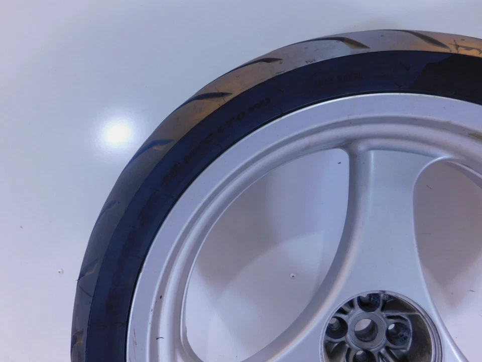 Llanta y neumático trasero plateado fundido BMW R1100R R1100RT R1100RS R850R y K1 K1100LT Foto 2 de 4