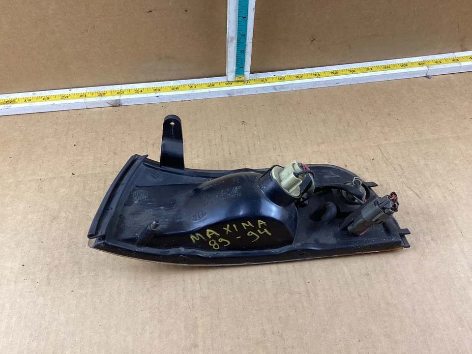 1989-1994 Nissan Maxima Front Right Passenger Corner Turn Signal Light OEM - Image 4 of 4