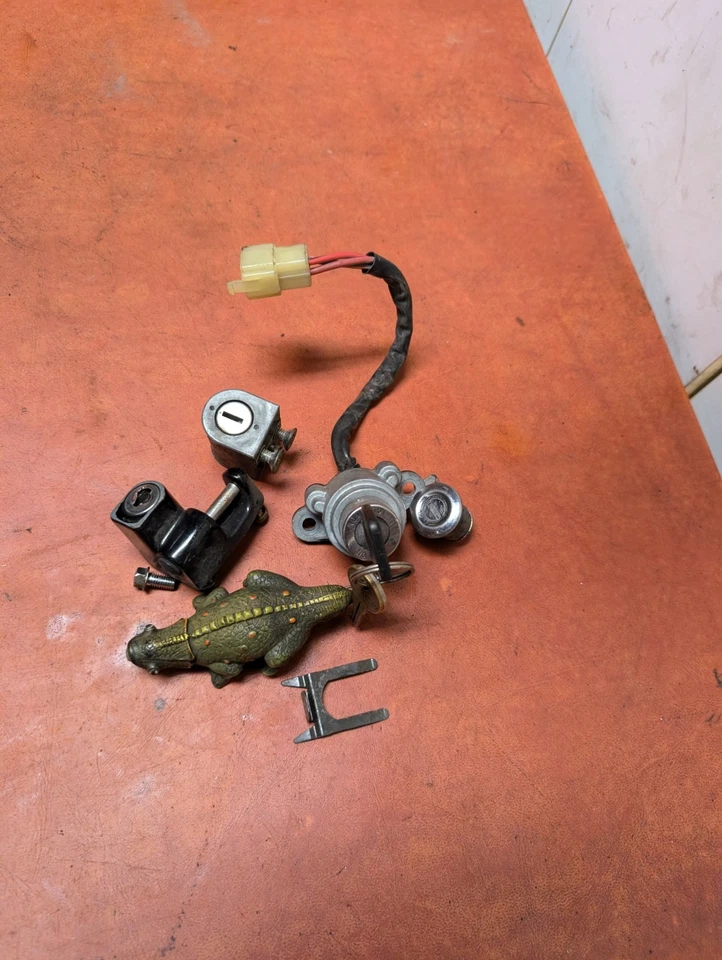 1996 Honda Shadow 1100 VT1100C conjunto de trava interruptor de ignição capacete e chave - Imagem 2 de 4