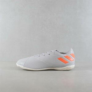 nemeziz grises con naranja