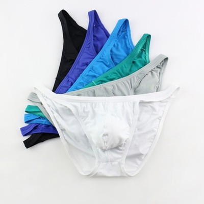 Bleiben Sie modisch mit dieser coolen Low Waist Big Pouch Badehose für Herren!