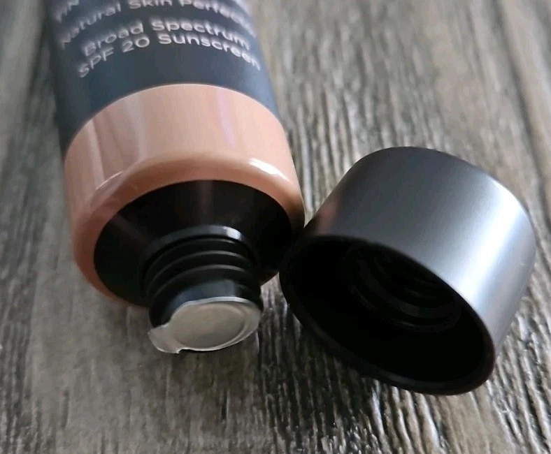 2X Crema hidratante tintada Laura Mercier SIN ACEITE SPF20 en 5N1 nogal 25 ML SELLADA Foto 4 de 4