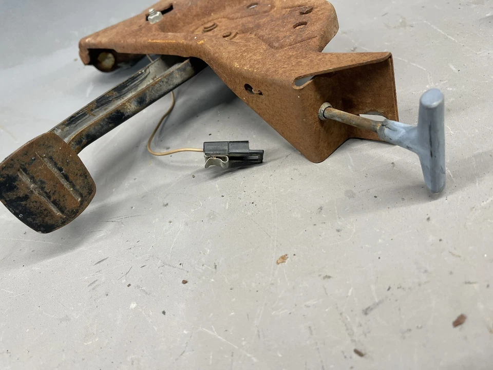 Pedal de freno de estacionamiento de emergencia Chevrolet 1969 1970 Impala Biscayne Caprice Belair OE Foto 2 de 4