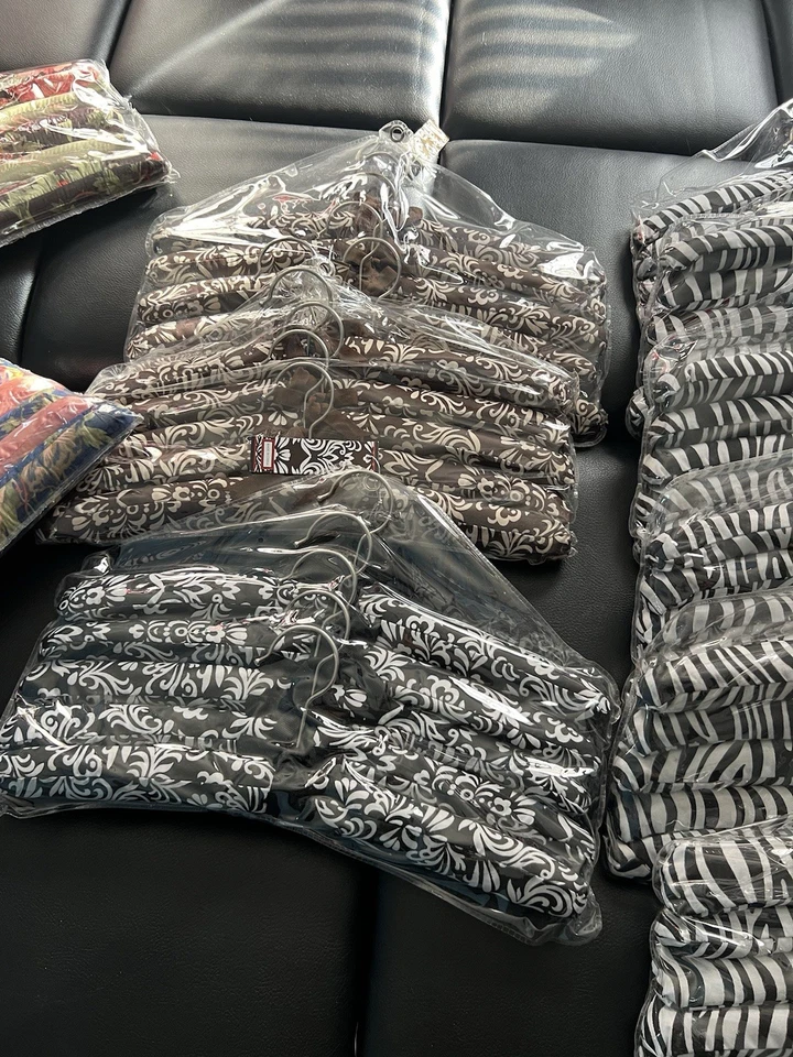 Lote vintage de 75 perchas acolchadas de satén Foto 4 de 4