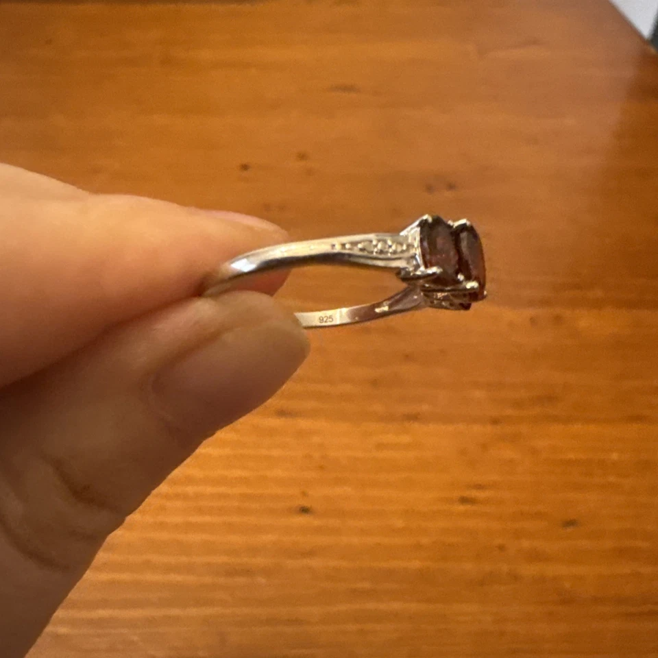 Anillo de tres piedras de plata de ley granate Foto 2 de 3