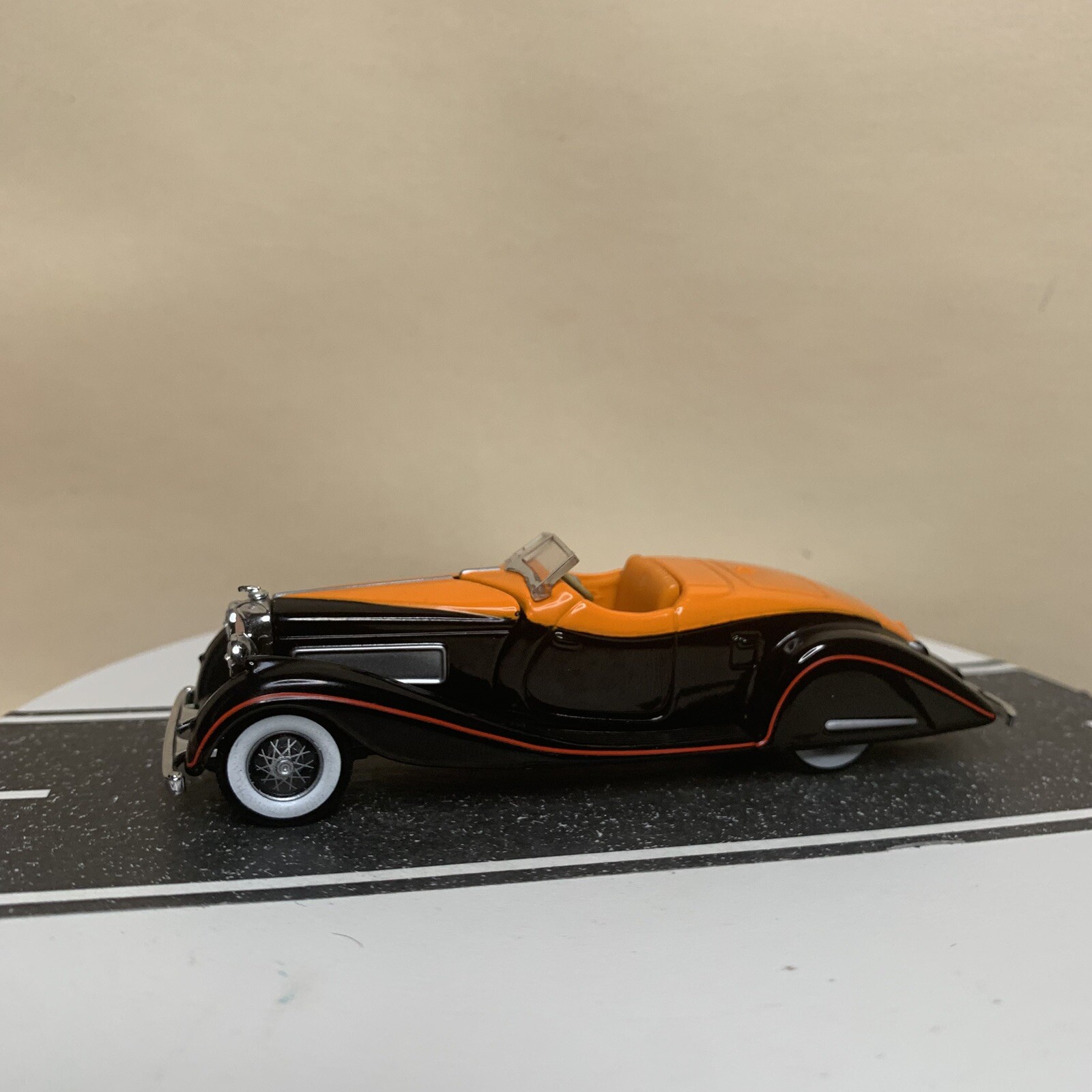 Hot Wheels 100% Classic Bodies Duesenberg SJ Black & Orange Two-Tone 1:64 NM