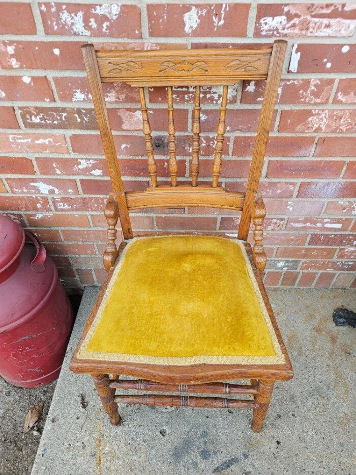 Silla de roble vintage husillo tallado respaldo comedor cadera reposacaderas terciopelo amarillo Foto 2 de 4