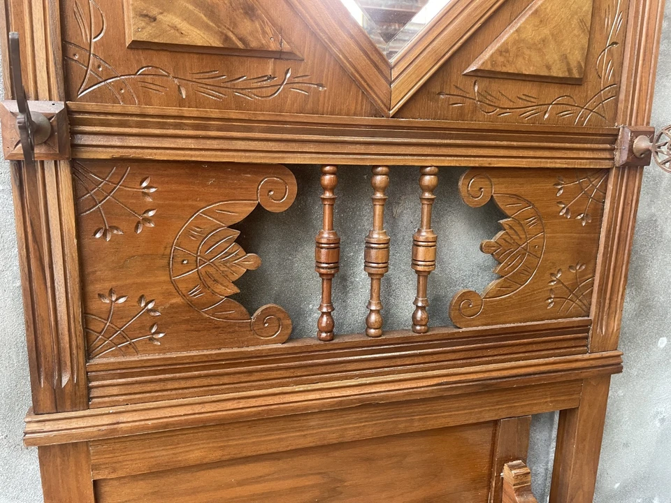 Antiguo árbol de salón de movimiento estético victoriano de nogal Foto 2 de 4