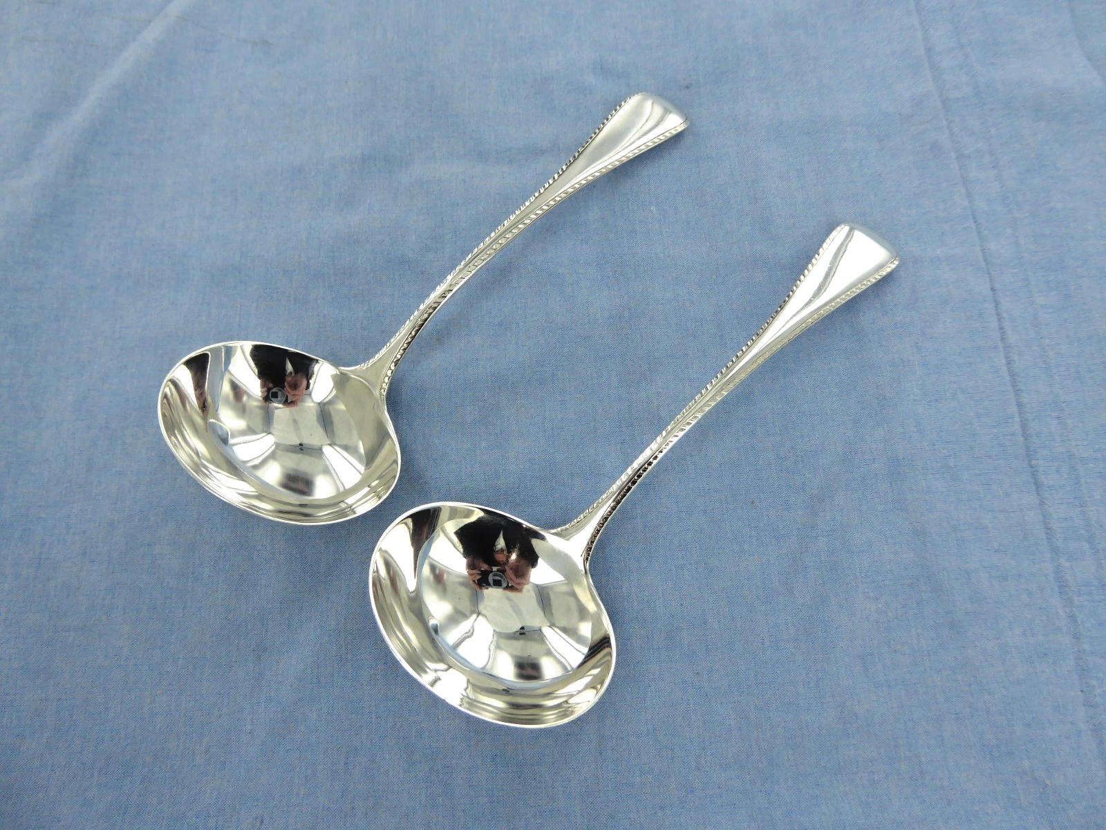 AN ANTIQUE PAIR OF STERLING SILVER O/E FEATHER EDGE SAUCE LADLES .LONDON 1805.
Opens in a new window