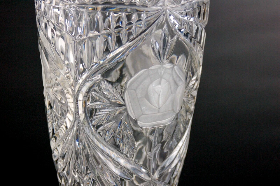 Florero de vidrio Flower Art transparente con borde de diente de sierra de flores esmeriladas 8 pulgadas Foto 3 de 4