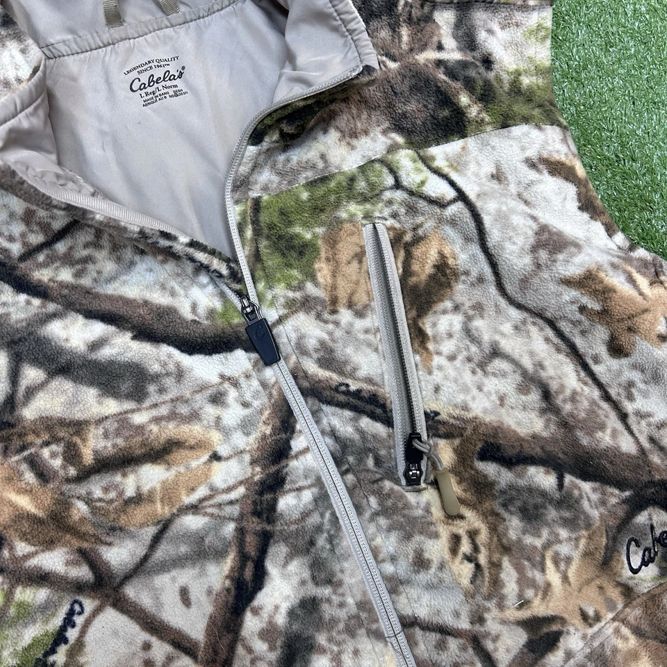 Cabela’s Full Zip Camouflage Fleece Vest Mens Size Large - Image 3 of 4