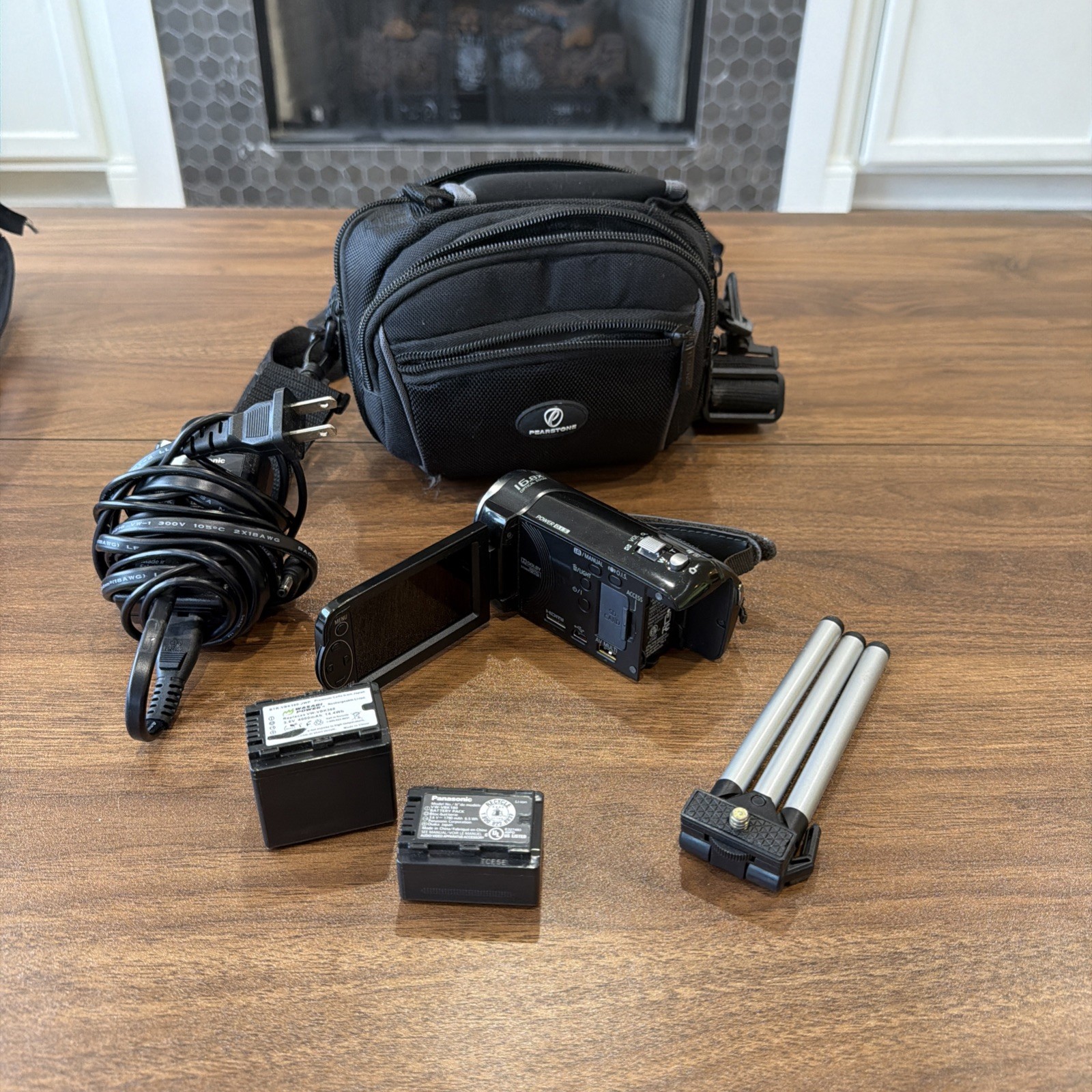 PANASONIC HDC-TM40 (PSL032037) W/ Two Batteries/ Charger/ Ca