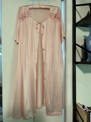 Vtg Jolie Two XXL Peignoir Robe Satin Silky Shiny Pink Flowers Embroidered 60s