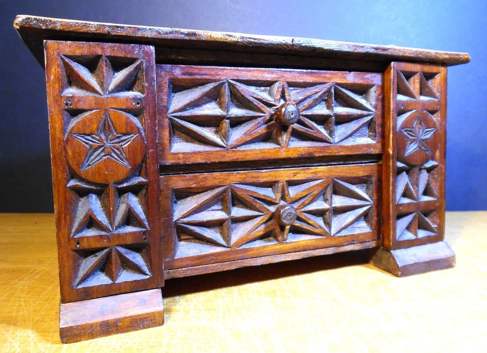 Joyero tallado en astillas rústicas arte vagabundo con 4 cajones y tarjetas comerciales antiguas Foto 2 de 4