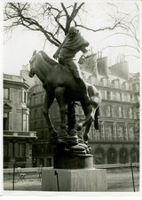 Paris, à l'entrée de l'exposition d'art suédois, la statue du roi