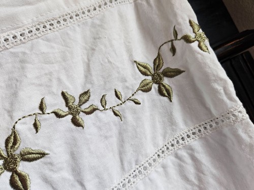COUNTRY LIVING White w/ Green Flowers Kitchen Curtains Width: 28" X Height: 24"