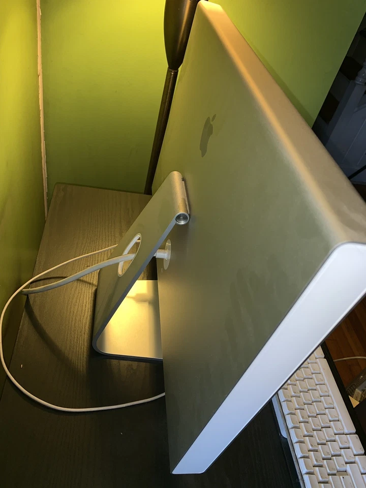 "Apple Mac Pro 1.1 Quad Core 2.66 #A1186 (MA356LL/A) con pantalla de cine y teclado de 23""" Foto 3 de 4