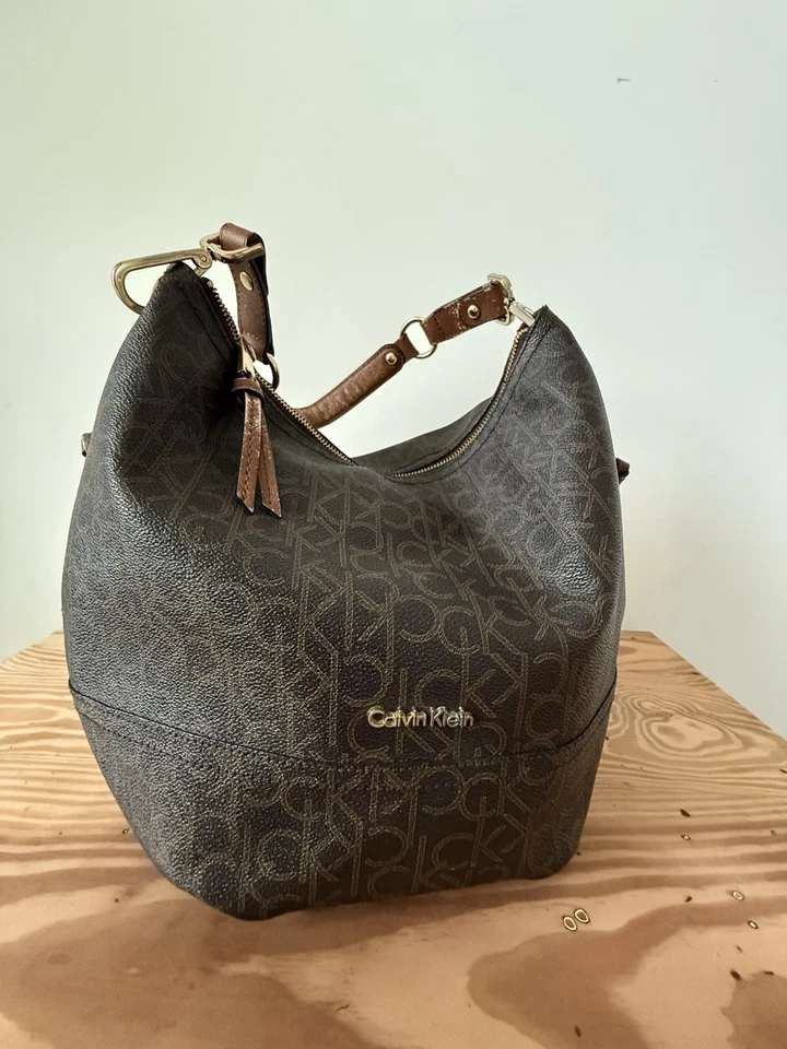 ✿ Bolso de Hombro Hobo Marrón Monograma Logo Calvin Klein Bolso de Mano Grande Cartera Foto 2 de 4