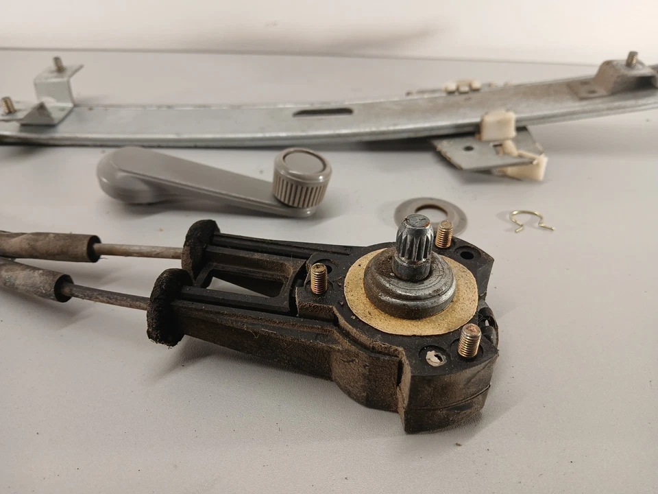 1987-1993 MAZDA B200 B2200 B2600 PICKUP RH Right Front Door Window Regulator OEM - Image 2 of 4