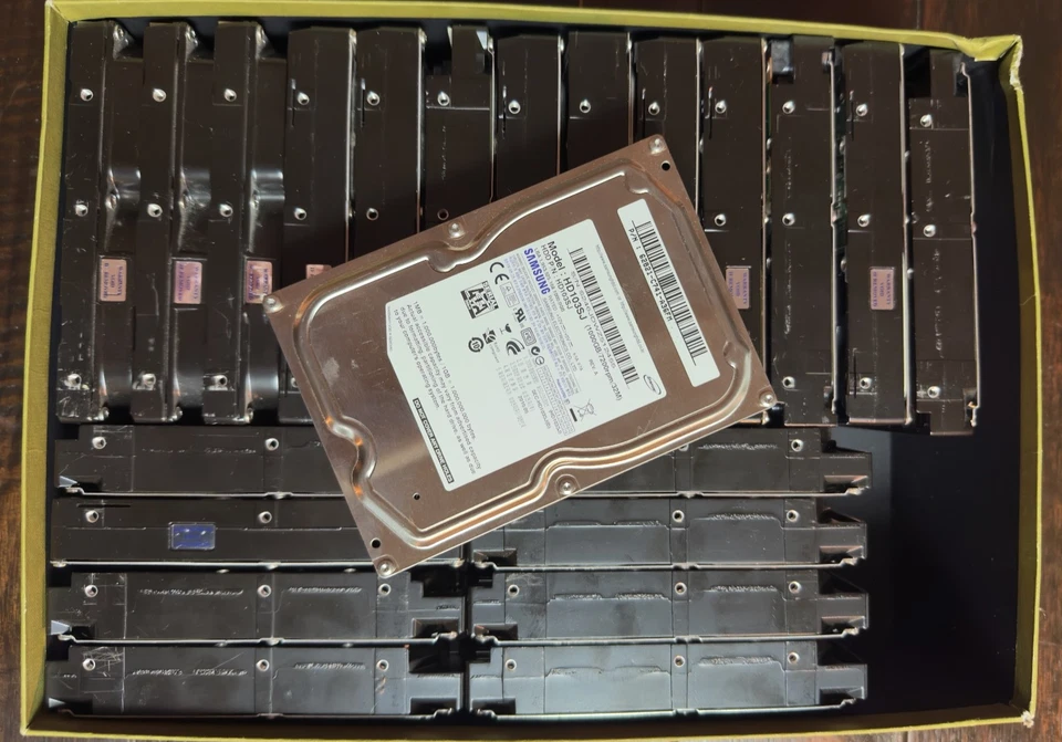 21 HDD Festplatten (SATA und IDE) 3,5 Zoll, Gesamtspeichervolumen über 40 TB