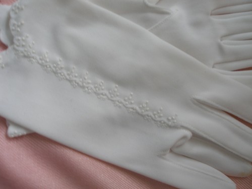 Guantes blancos medianos vintage de nailon tela elástica ribete floral años 40 para mujer - Imagen 6 de 10