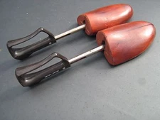 NUNN-BUSH ROCHESTER SHOE TREE CO.  WOODEN  SHOE TREES MARKED 5  BROWN HANDLE 