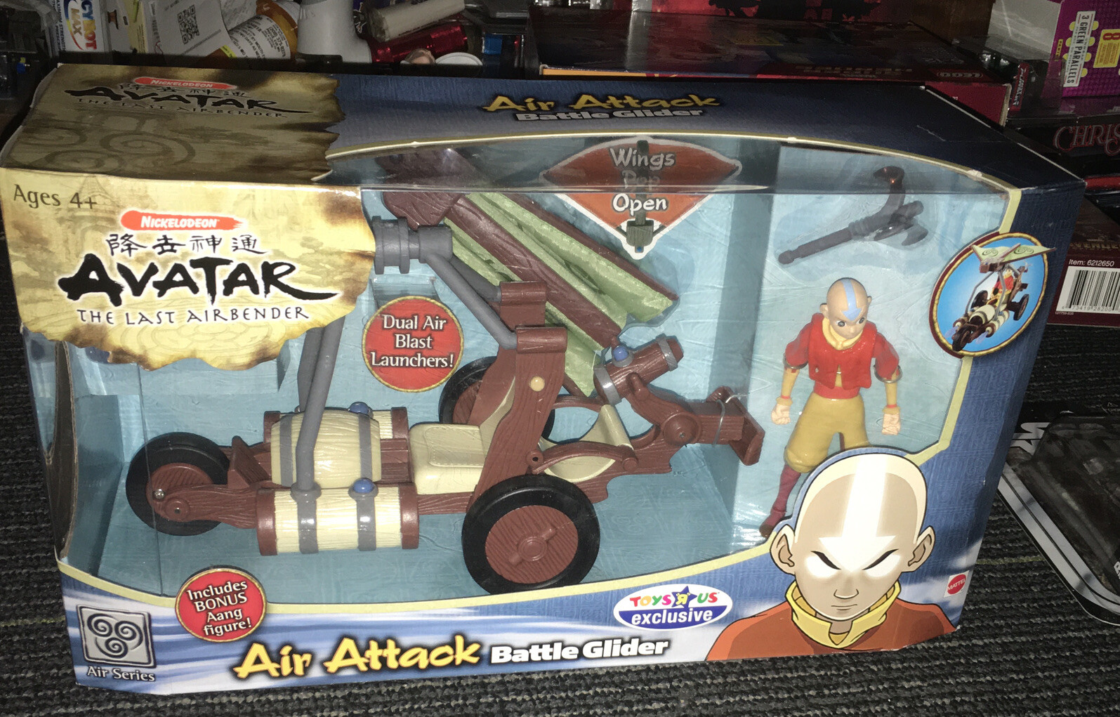 Avatar Last Airbender RARE Air Attack Battle Glider w Aang Figure TRU Exclusive