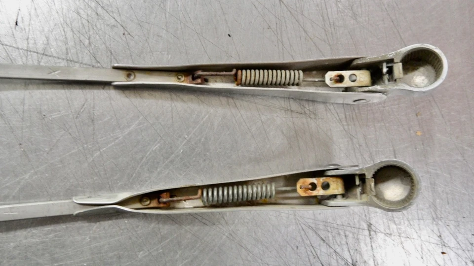 OEM JEEP CJ BRAZOS LIMPIAPARABRISAS CON CUCHILLAS 1972-1986 [usado] Foto 4 de 4