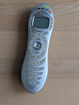 Logitech Harmony H688 Universalfernbedienung Smart State LCD Display Silber