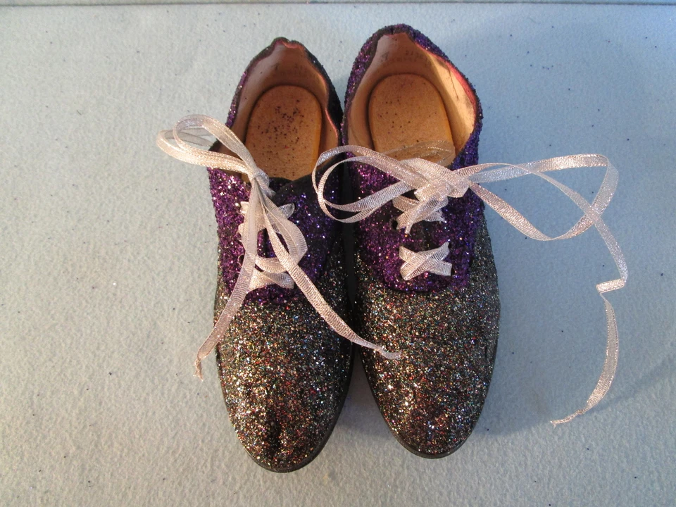 ZAPATILLAS DEPORTIVAS MORADAS Y NEGRAS BRILLANTES MUJER TALLA 7 Tenis Disfraz Halloween Foto 2 de 4