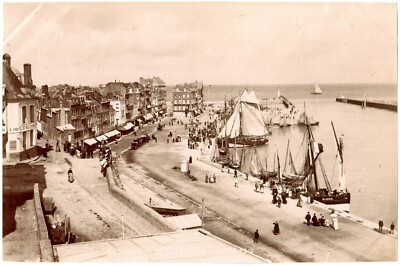 Le Tréport. Normandie. Le Quai du Port. Albuminée. Foto ND 12x18,5cm.1885. Animiert.