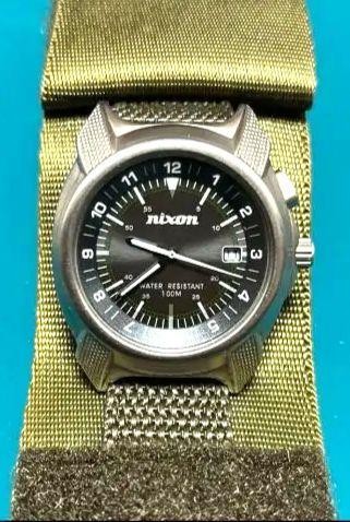 A Fashionable Nixon Divers Watch For Camping / Green