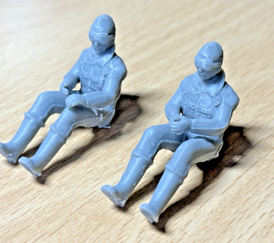 2 x sitzende FDM bedruckte Pilotenfiguren im Maßstab 1:24 WW1. Made in UK