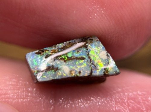 Boulder Opal rub 3,0 ct mit Feuer