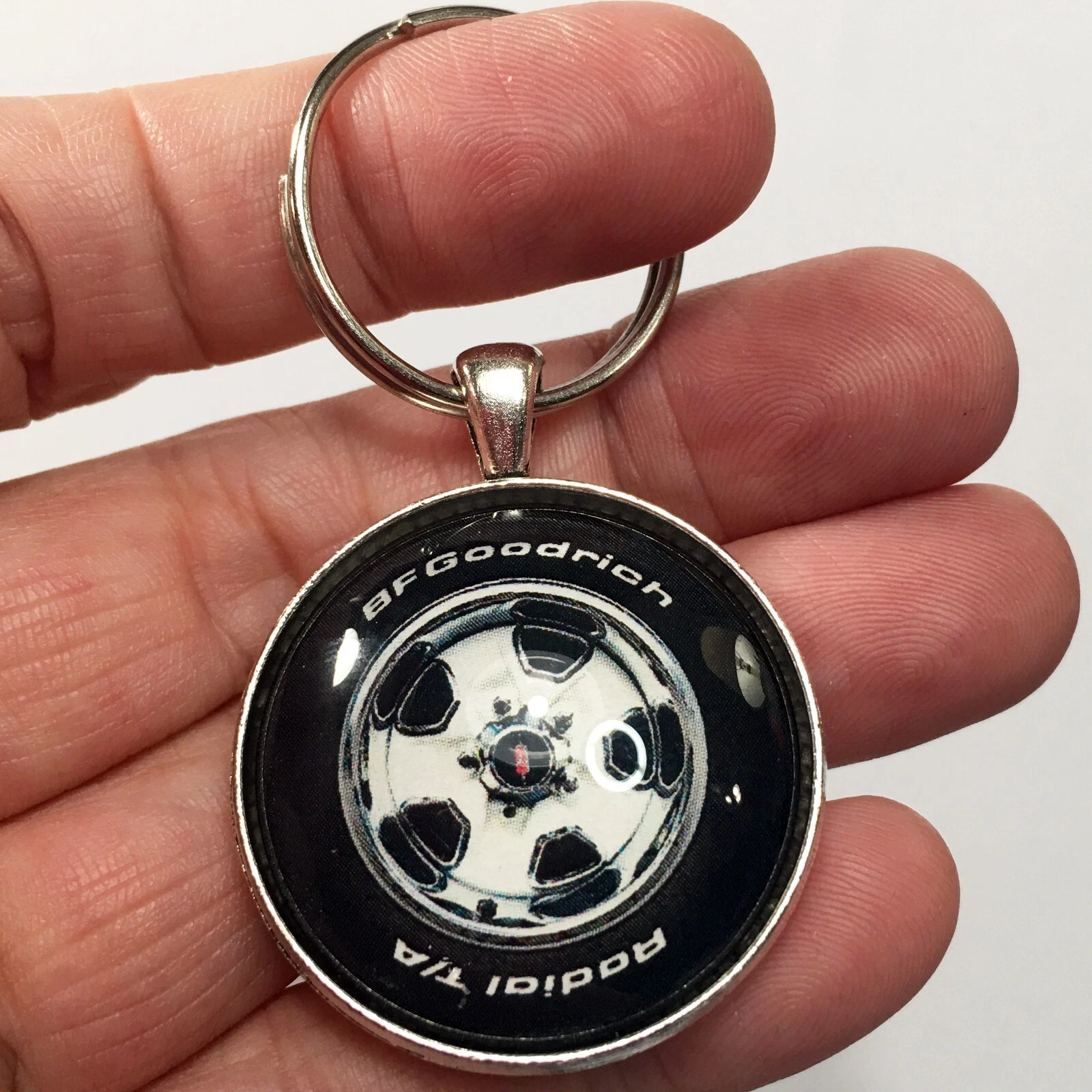 Porte clés vintage Oldsmobile Cutlass blanc suprême roue de rallye reproduction