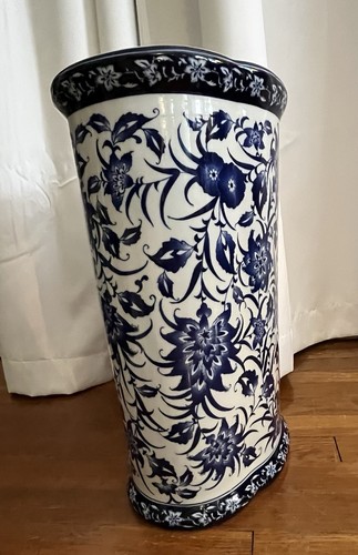 Bombay Co., Portaombrelli Blu e Bianco, Alto 12,5"x18", Senza Scheggiature o Crepe. - Foto 3 di 17