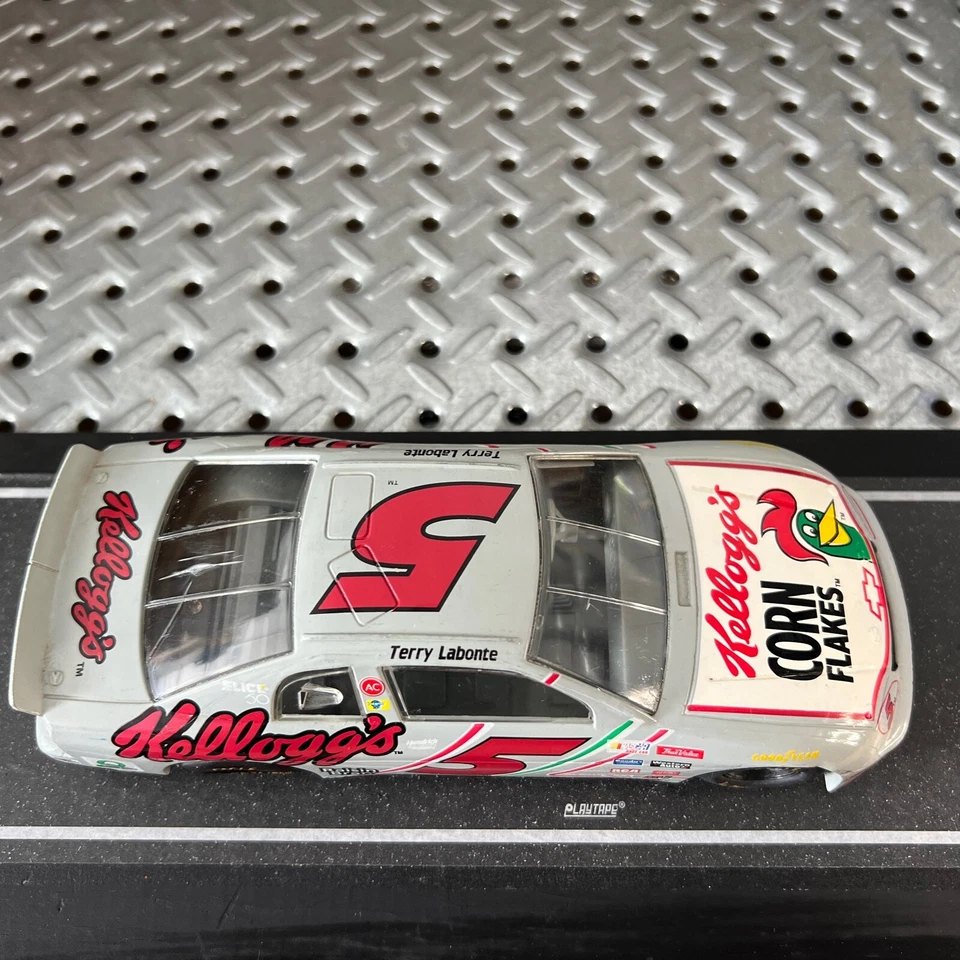 1996 Racing Champions 1:24 NASCAR Terry Lebonte Kellogg's #5 Car -damaged Window - Image 2 of 4