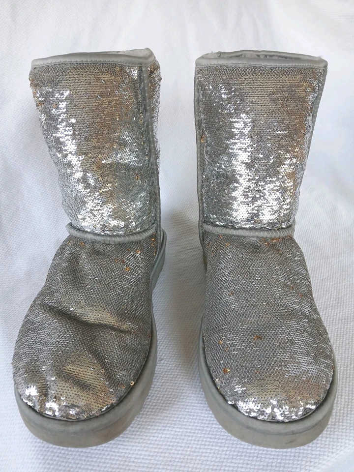 Bota UGG Para Mujer 9 Clásica Corta Cosmos Lentejuelas Plateada y Dorada Foto 4 de 4