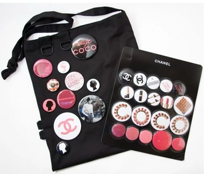 Exklusiv! Chanel »ROUGE COCO«-Tasche 10x Ansteckbutton+Etui