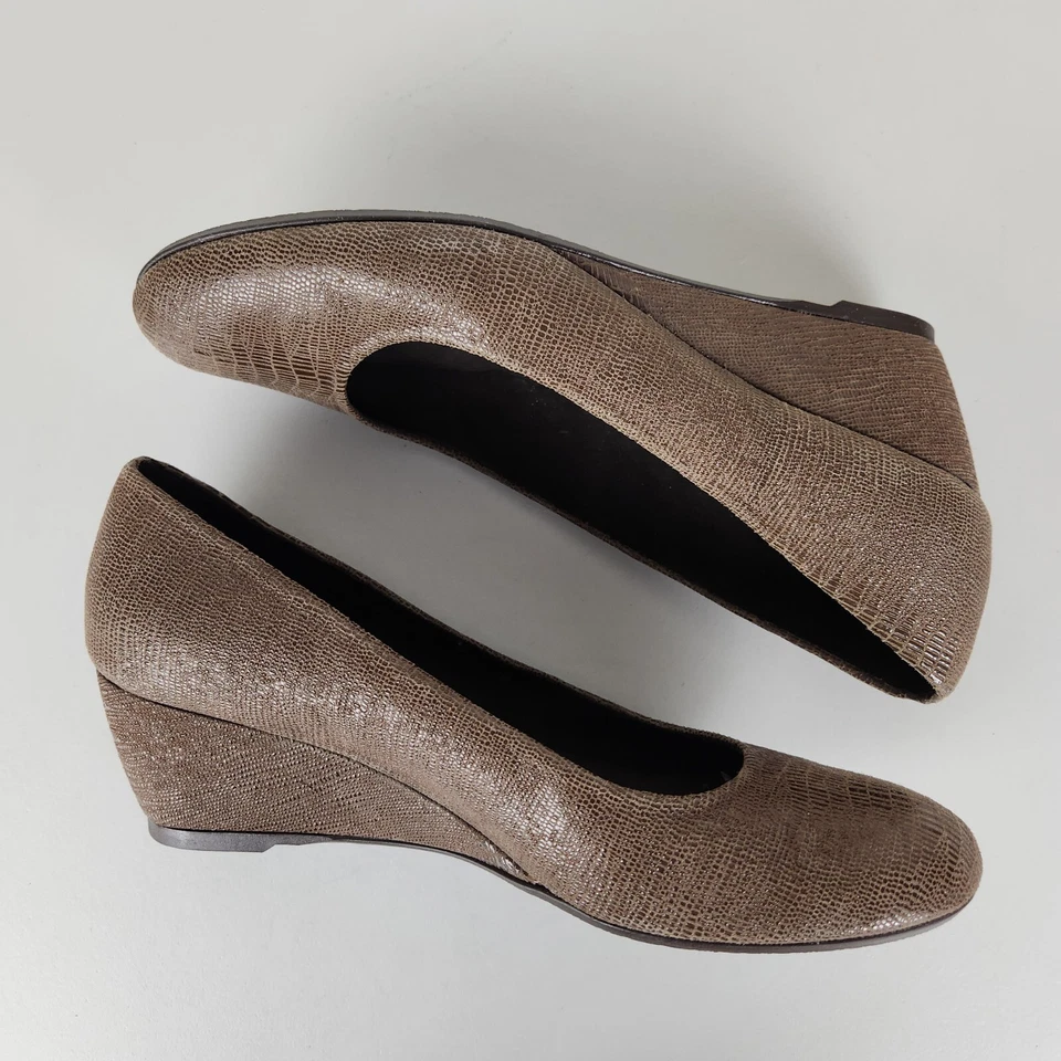 Sapatos Stuart Weitzman Feminino 7 Marrom Estada Texturizado Salto Cunha Bombas NOVO - Imagem 2 de 4