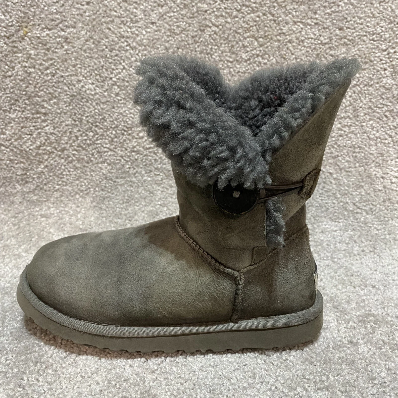 Stivali invernali UGG Australia Bailey in pelle di pecora scamosciata con bottoni grigi da donna taglia 5
