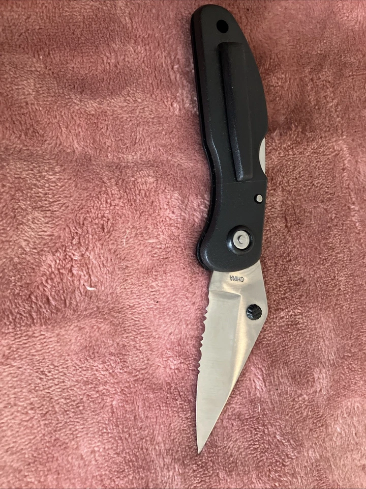 FROST CUTLERY - NICE LARGE SERRATED BLADE FOLDING KNIFE -LOCKBACK - Image 3 of 3