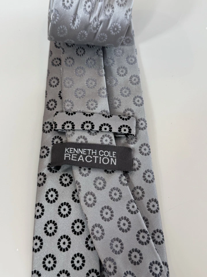 Corbata de seda plateada Kenneth Cole Reaction para hombre (pequeña mancha) Foto 3 de 3