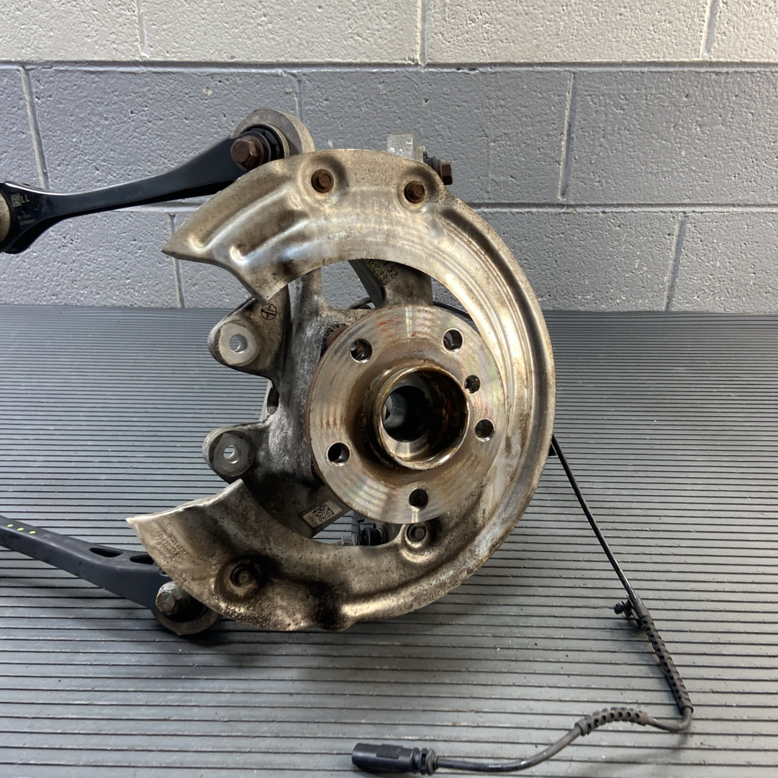 BMW i8 2014-2020 Rear Left Steering wheel hub