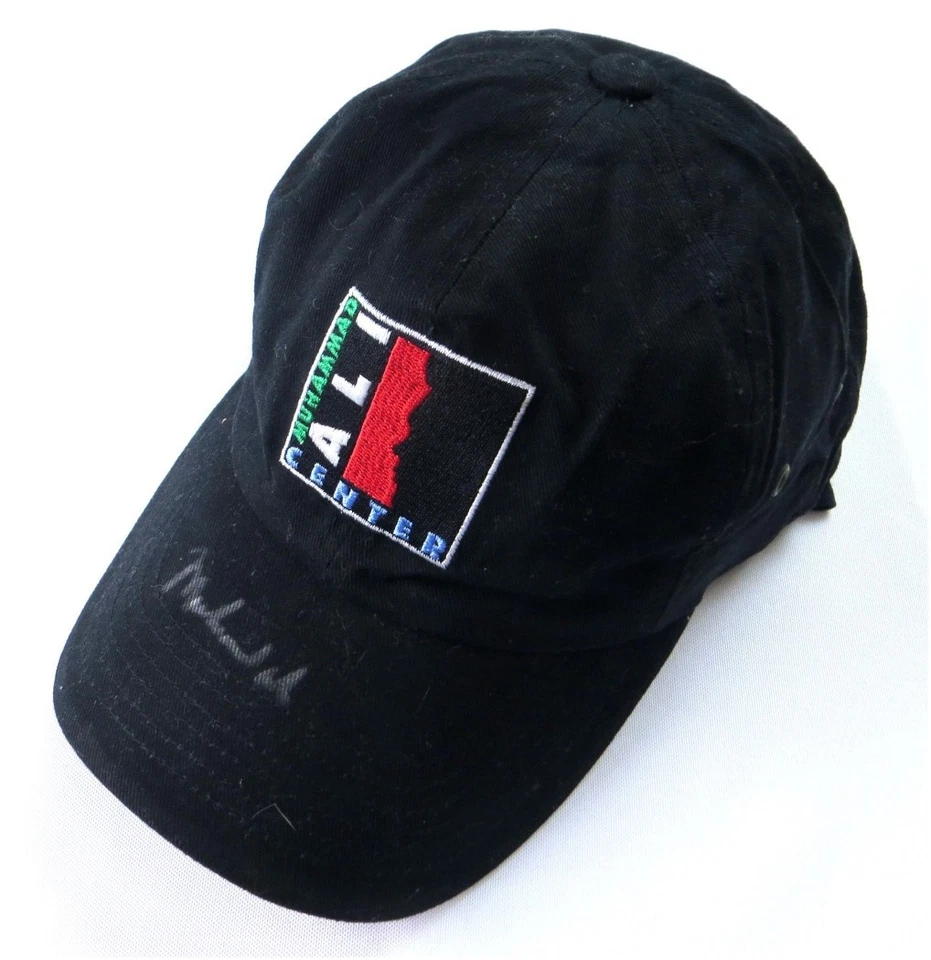 Gorra de béisbol autografiada firmada por Muhammad Ali negra tinta plateada JSA XX76781